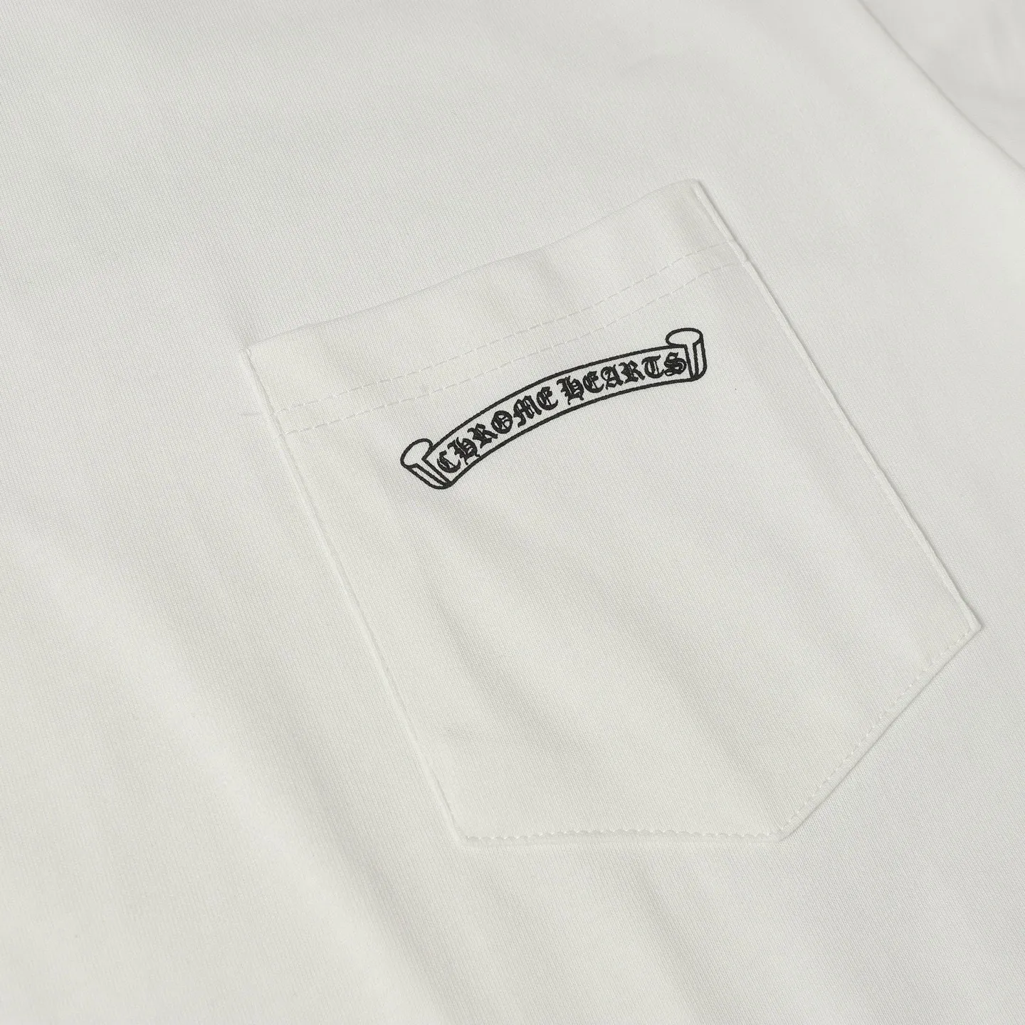 🅿️180 Chrome hearte/Chrome heart ch 25ss early spring Sanskrit letter printed short-sleeved T-shirt. A must-have item for daily commuting for men and women in light luxury. The correct version is welcome to compare. Detailed features: ·280 grams of 100% pure cotton double yarn jersey fabric. ·Custom-dyed in the same vat with special thickened 32 count double-strand 1x1 thread. ·Double-needle cross-stitching process. ·Original main mark washed hangtag. Color: black white. Size: XS-L